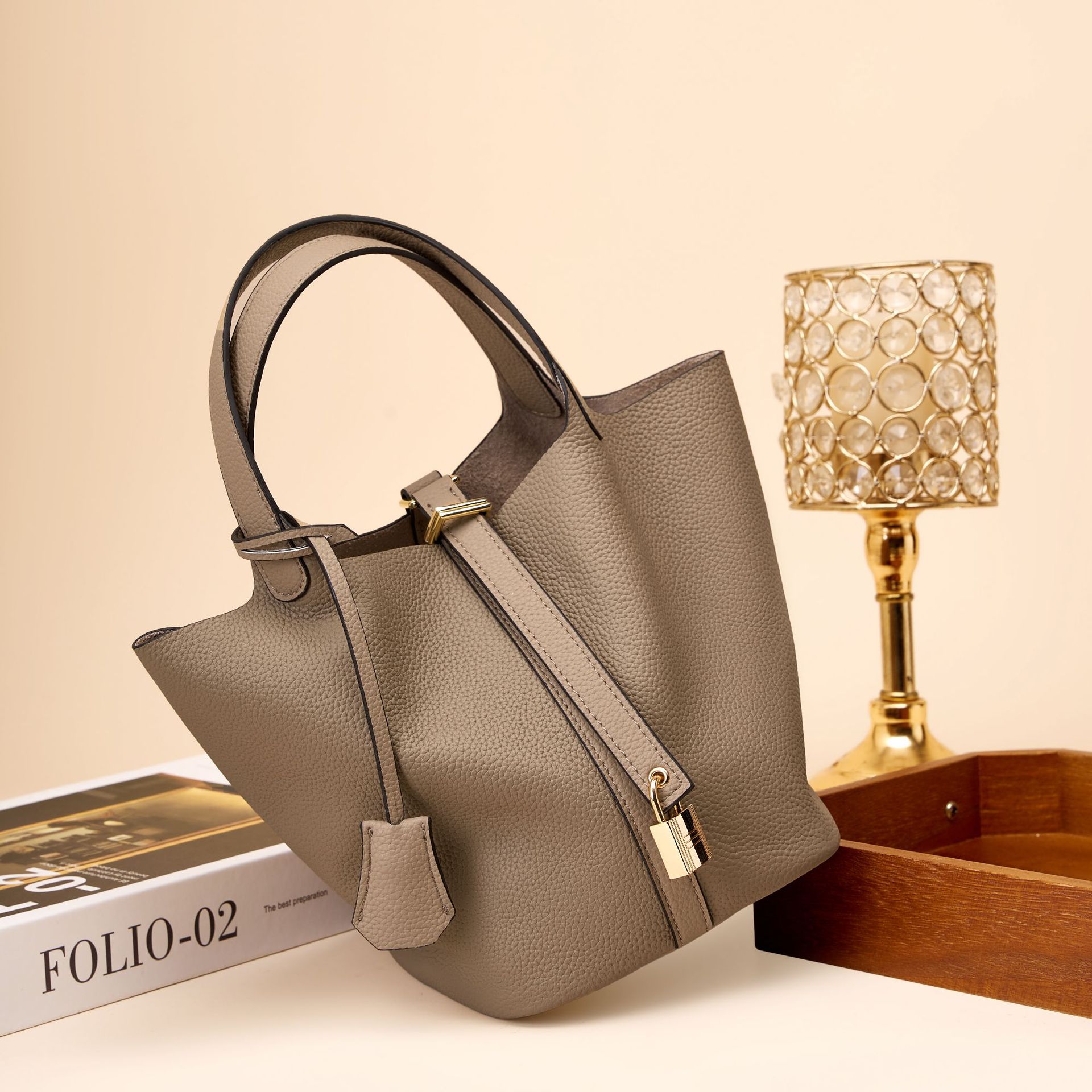 Eye-catching and attention-grabbing bags that turn heads For the Confident and powerful businesswoman bags Natural strength Genuine Leather Fine leather surface