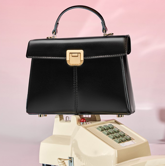 Professional and polished bags for the businesswoman For the Retro and nostalgic shopper bags Fine leather surface Handcrafted material Genuine Leather