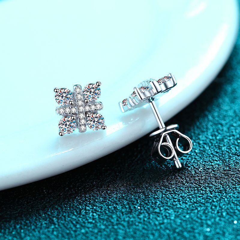 Trendy jewelry Gift for your boss earrings Colorless D-grade Moissanite Smoothly inlaid for D-grade Moissanite