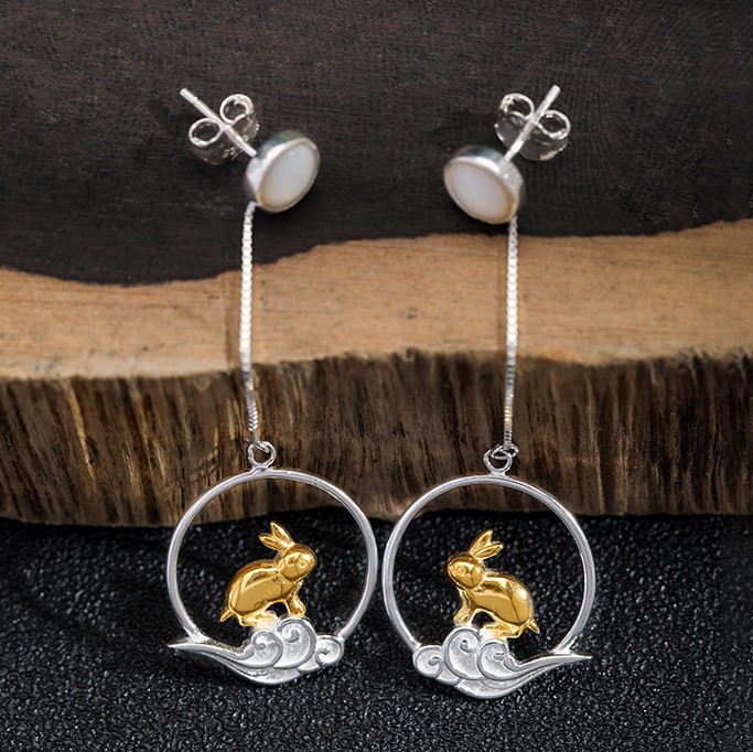 Beach vacation jewelry a beautiful piece of jewelry earrings Silver Earrings Lines are seamless and flowing