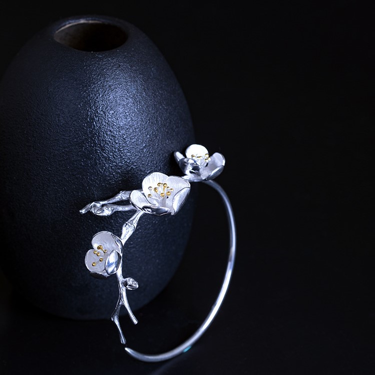 Birthstone jewelry a beautiful piece of jewelry Charm bracelet Silver Bracelet Comfortable to wear without pricking