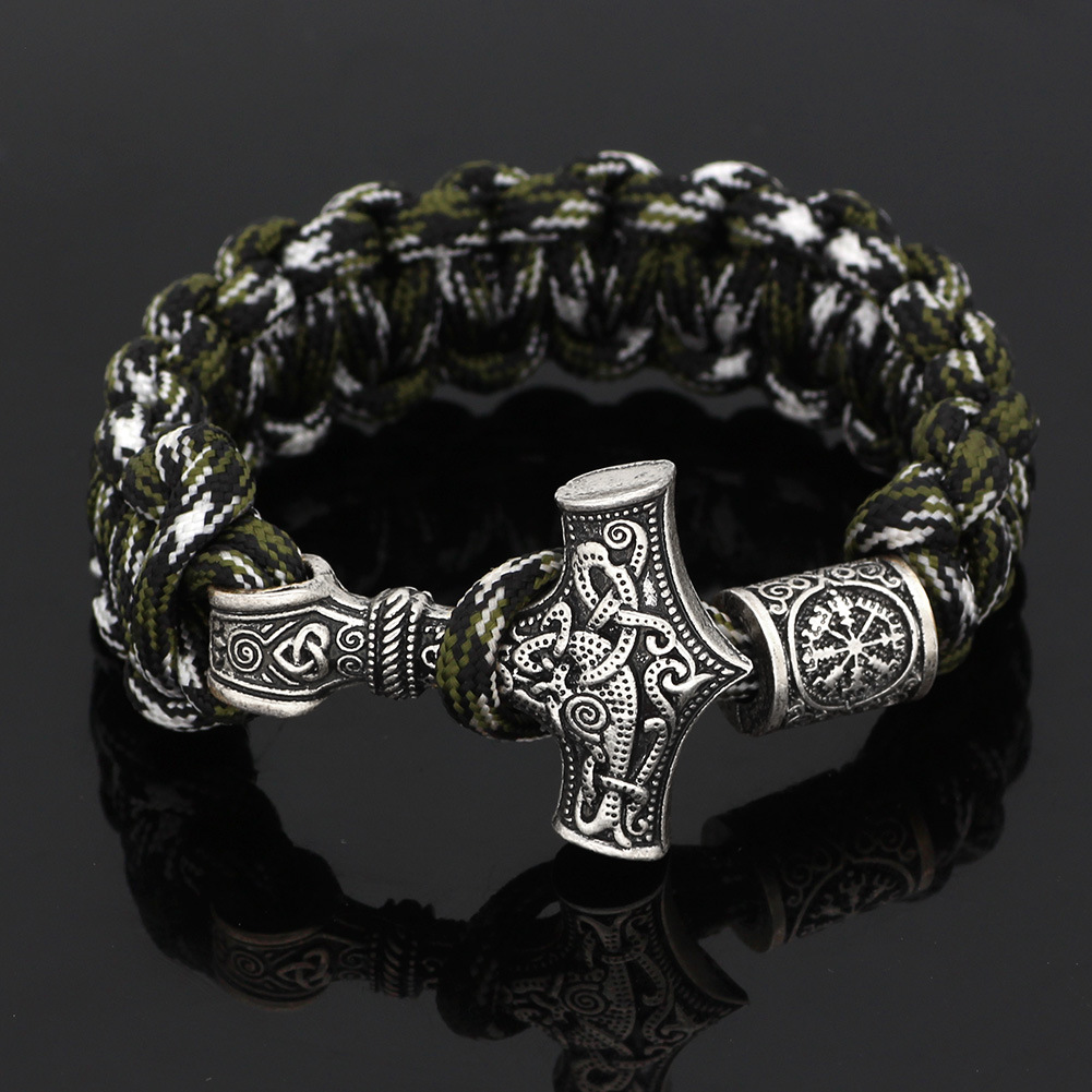 High-Quality Jewelry a beautiful piece of jewelry Bangle bracelet Creative Bracelet Sleek contours