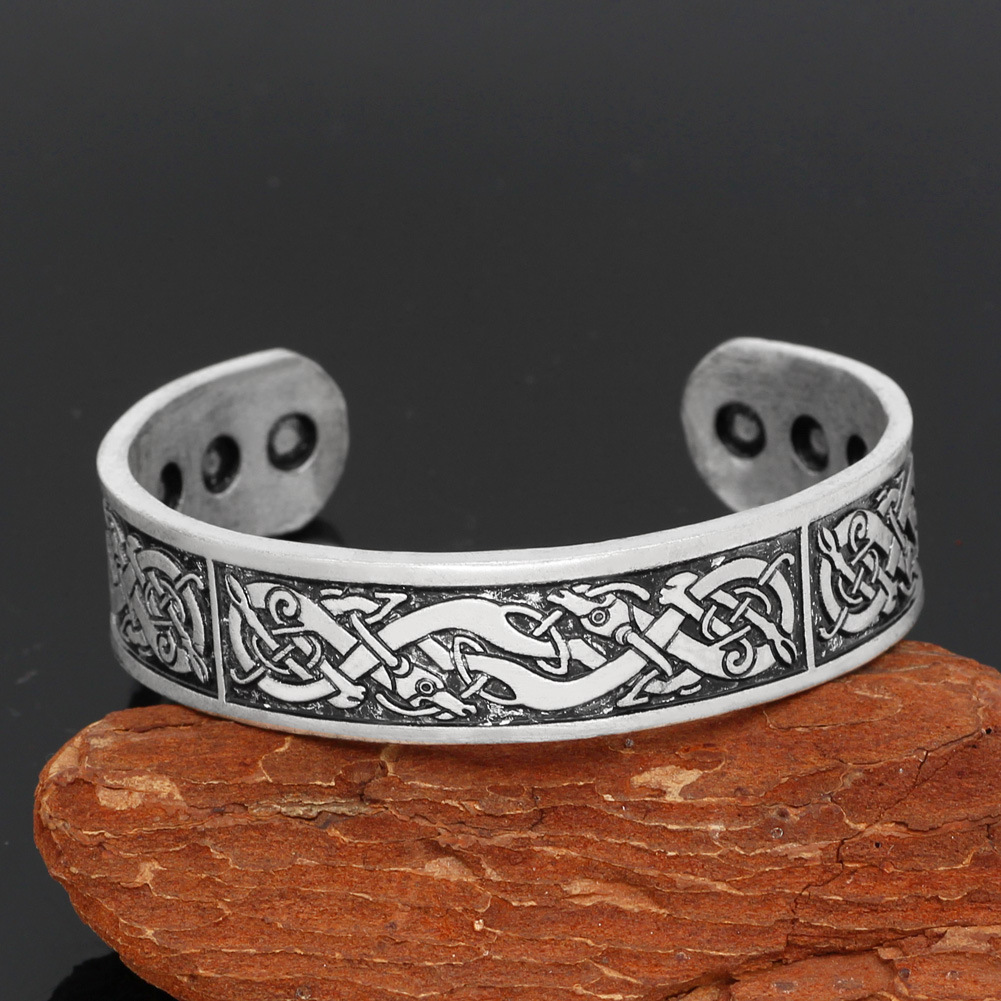 Travel-inspired jewelry a beautiful piece of jewelry Bangle bracelet Creative Bracelet Fine pattern