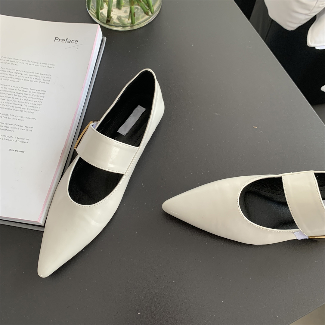 Versatile and adaptable for various outfits Flats Perfect for both work and leisure