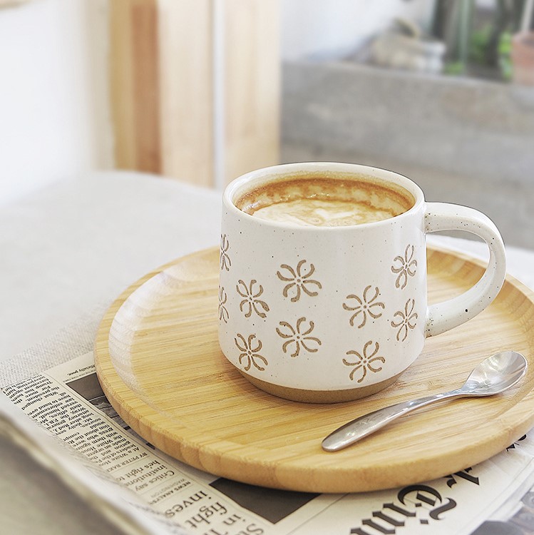 Ceramic coffee cup with large capacity, perfect for home and office use. Its rustic design adds a touch of elegance to your coffee or water drinking experience