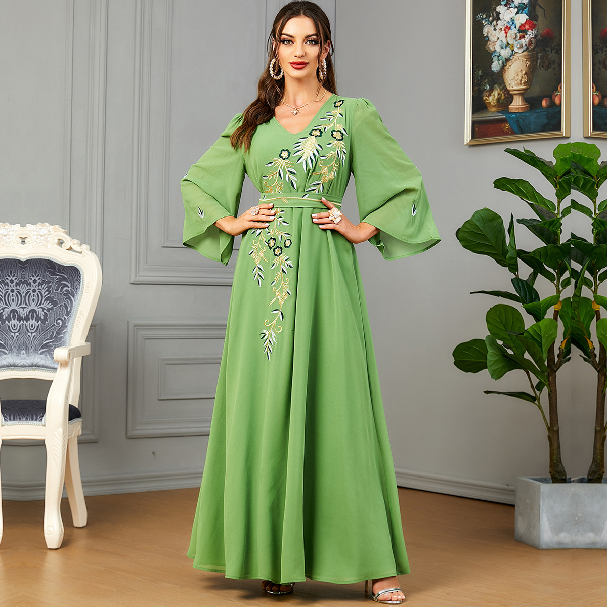 Middle Eastern Muslim new women's v-neck embroidered chiffon fashion robe